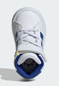 Sneaker in pelle bianca con strisce blu, punta rotonda, chiusura con lacci e strappo in velcro. L'interno presenta una fodera blu e una soletta testurizzata.