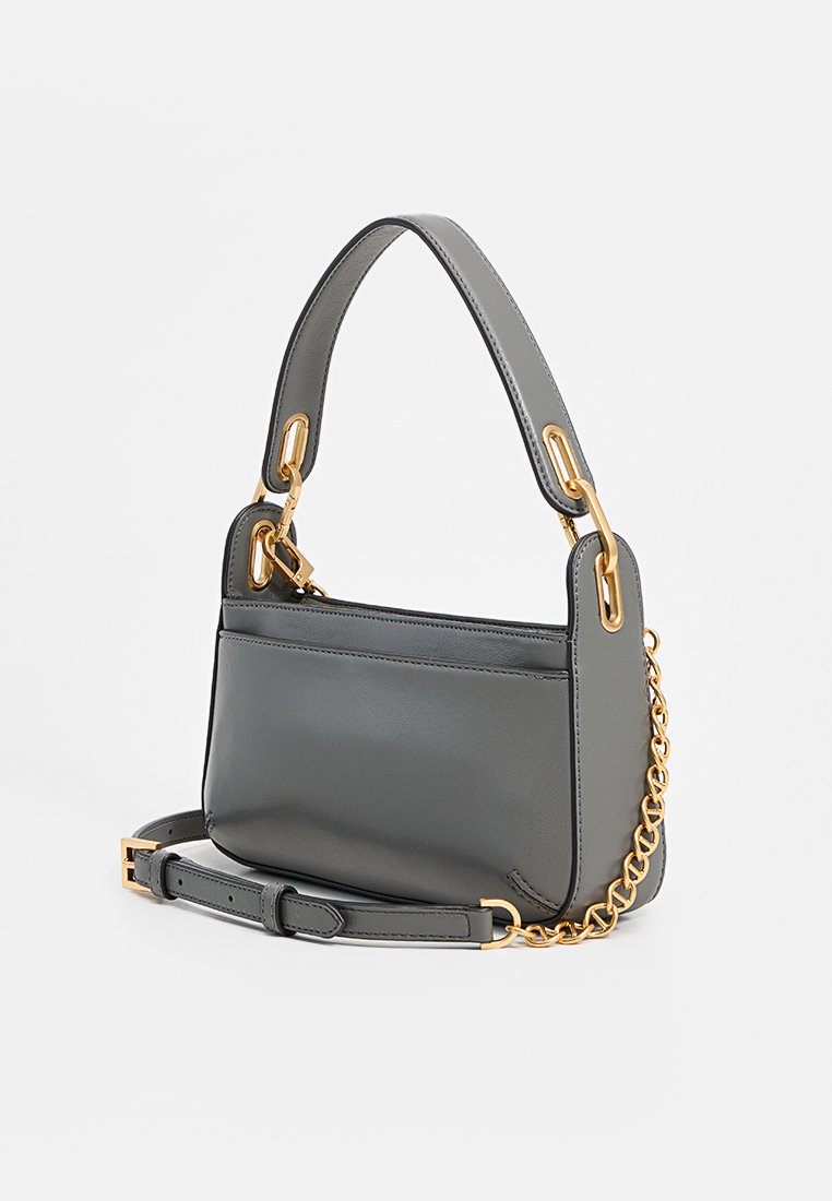 Graue Ledertasche mit strukturiertem Design, ausgestattet mit goldenen Hardware-Akzenten, einem kurzen Griff und einem abnehmbaren Kettenriemen.