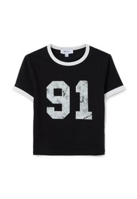 T-shirt nera in cotone con colletto rotondo e polsini bianchi. Presenta una grande grafica usurata "91" in bianco sul davanti.