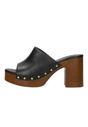 Czarne skórzane mule z odkrytym palcem, złotymi ćwiekami oraz grubym brązowym drewnianym słupkiem i podeszwą na platformie.