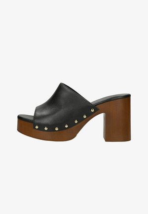 Czarne skórzane mule z odkrytym palcem, złotymi ćwiekami oraz grubym brązowym drewnianym słupkiem i podeszwą na platformie.