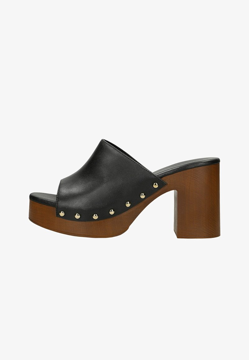 Schwarze offene Leder-Mule mit goldenen Nieten und einem dicken braunen Holzblockabsatz und Plateau.