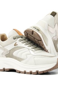 Hellbeige Sneaker aus einer Mischung von Leder und Wildleder, mit strukturierten Akzenten, dicker weißer Sohle und kontrastierender brauner Gummisohle.