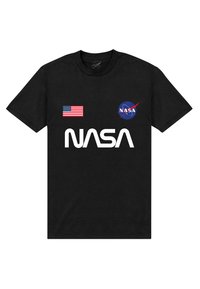 Černé bavlněné tričko s bílým nápisem "NASA", se šitým znakem americké vlajky a modro-červeným logem NASA na levé části hrudi.