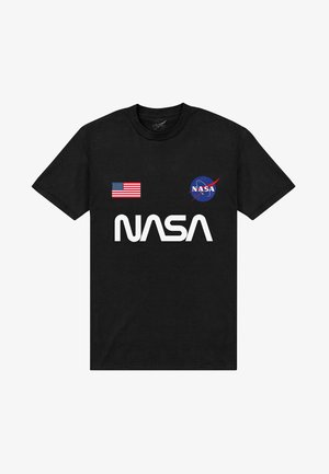 Zwarte katoenen t-shirt met "NASA" in witte tekst, een Amerikaanse vlag patch en het NASA-logo in blauw en rood op de linkerborst.
