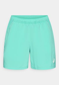 Τιρκουάζ αθλητικό σορτς με ελαστική μέση, ελαφρύ ύφασμα και λευκό λογότυπο στο κάτω δεξί πόδι. Με λεία υφή.