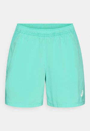 Tirkīza krāsas sporta šorti ar elastīgu jostu, vieglu audumu un baltu logotipu uz apakšējās labās kājas. Gluda tekstūra.