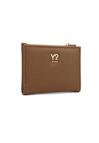 Portafoglio in pelle marrone con texture, dettagli del logo in tonalità oro, chiusura con zip e scomparti per carte. Design compatto e rettangolare.