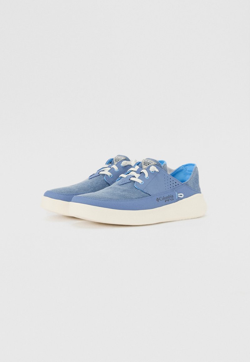Niebieskie płócienne trampki z białą podeszwą, z teksturowaną cholewką, kontrastowymi sznurowadłami i perforowanymi akcentami na bokach.