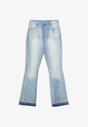Lysblå denim flared jeans med mid-rise talje, fem lommer og frynset kant. Blød tekstur med en falmet vask for et afslappet look.
