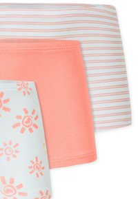Tres pares de pantalones cortos de algodón: uno sólido en coral, uno con un patrón de sol en azul claro y uno blanco con rayas rosas.
