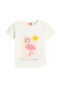 Hvid kortærmet T-shirt med et pink flamingo grafik, teksten "Aloha Summer" og en gul sol med ansigtstræk.