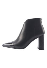 Zwarte leren enkelboots met een spitse neus, glanzende lakaccenten en een vierkante hak van gemiddelde hoogte. Glad oppervlak en strak ontwerp.