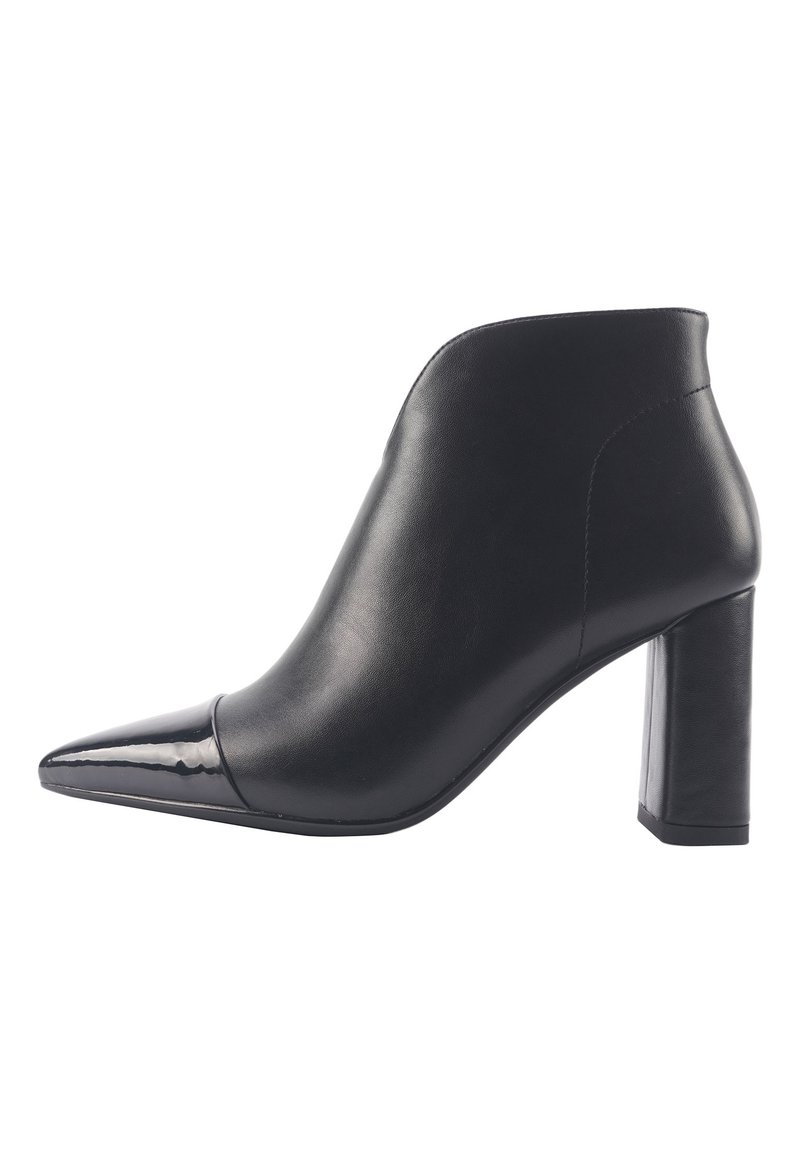 Zwarte leren enkelboots met een spitse neus, glanzende lakaccenten en een vierkante hak van gemiddelde hoogte. Glad oppervlak en strak ontwerp.