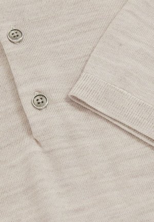 Hellbeige Strickjacke mit feiner Maschenstruktur. Verfügt über drei metallische Knöpfe und gerippte Bündchen für ein strukturiertes Finish.