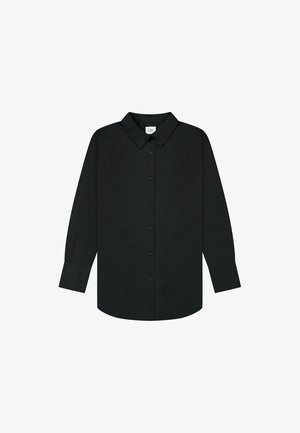 Camisa negra de manga larga con cuello clásico, cierre frontal de botones y mangas con puños; hecha de una tela suave sin patrones visibles.