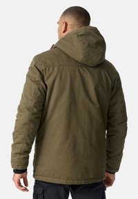 Olijfgroene, hooded jack met een ontspannen pasvorm, voorzien van patchzakken en ribgebreide cuffs. Gemaakt van duurzame, gestructureerde stof.