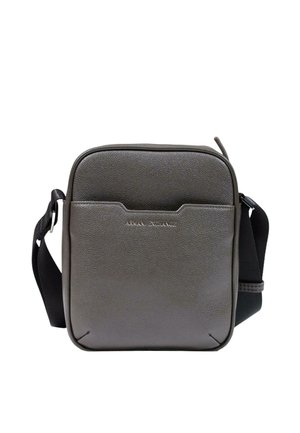 Sac bandoulière compact en cuir gris foncé avec poche avant, bandoulière noire réglable et nom de marque embossé sur le panneau avant.
