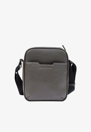 Sac bandoulière compact en cuir gris foncé avec poche avant, bandoulière noire réglable et nom de marque embossé sur le panneau avant.