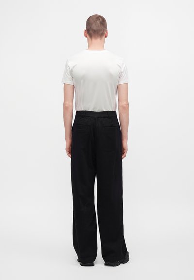 Han Kjøbenhavn WIDE LEG - Pantalon classique - black