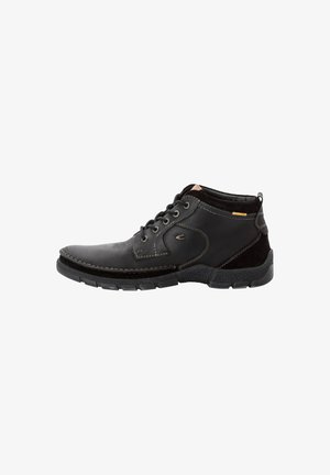 Zapatillas altas negras hechas de cuero y gamuza, con punta redondeada, cordones en la parte frontal, cuello acolchado y suela de goma con acentos texturizados.