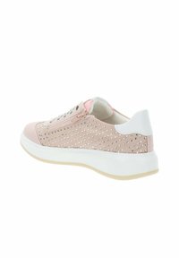 Sneaker rosa chiaro con borchie metalliche, tomaia texturizzata, suola bianca e chiusura con zip. Punta arrotondata e tallone imbottito per il comfort.