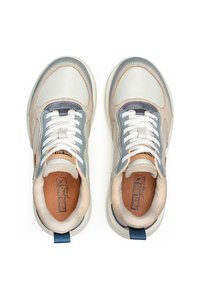 Zapatillas con un diseño en beige y azul claro, que cuentan con materiales de cuero y ante, cordones blancos y una lengüeta acolchada para mayor comodidad.