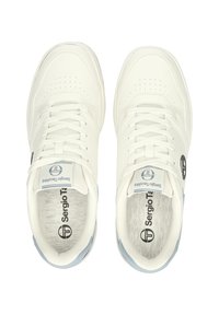 Vitaidrottssneakers i vitt med en slät läderöverdel, perforerade detaljer, blå accenter på hälen och en logotyp på sidan och tungan.