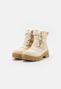 Beige vanntette støvler med teksturert overdel, falsk pelskrage og tykk gummisåle med dype spor for godt feste.