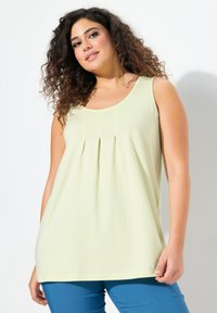 Top senza maniche di un verde chiaro con scollatura rotonda e dettagli plissettati sul davanti. Realizzato in un tessuto morbido, progettato per una vestibilità comoda.