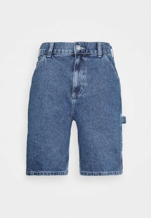 Short en jean bleu moyen avec une coupe classique, cinq poches, et une fermeture à boutons. Le tissu présente une apparence légèrement texturée.