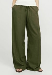 Pantalons larges kaki en tissu léger, dotés d'une taille élastique avec cordon de serrage, de poches latérales et d'une texture unie.
