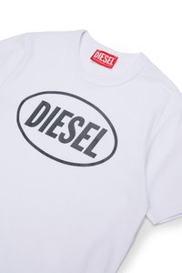 Balta medvilninė marškinėliai su dideliu juodu ovaliu logotipu, kuriame užrašas "DIESEL" paryškintomis raidėmis. Apskritimas kaklo iškirpimas ir trumpomis rankovėmis.