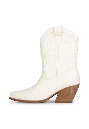 Weißes Leder-Cowboystiefel mit spitzer Zehe, strukturiertem Design, dekorativer Stickerei und einem gestapelten braunen Absatz.