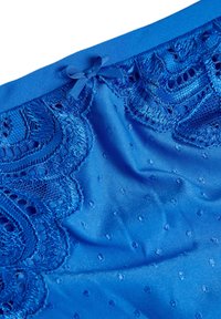 Blaue Unterwäsche mit detaillierter Spitzenborte mit gewellten Kanten, einem glatten Satin-Körper und einer dekorativen Schleife am Bund.