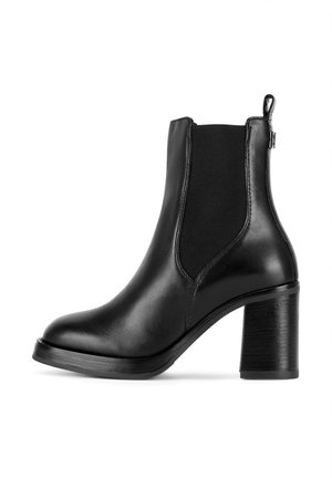 Juodas odinis kulkšninis batas su elastinėmis šoninėmis dalimis, apvaliu toe ir storu bloko kulnu. Textūruota kulno bazė kontrastuoja su lygiu viršumi.