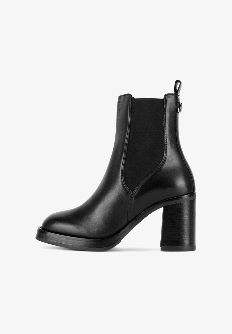 Čierne kožené členkové čižmy s elastickými bočnými panelmi, okrúhlou špičkou a masívnym blokovým opätkom. Textúrovaná základňa opätku kontrastuje s hladkým zvrškom.