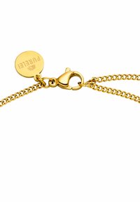 Bracelet en chaîne dorée avec un fermoir en forme de homard et une étiquette circulaire gravée de "PURLLET". La chaîne a une texture lisse et brillante.