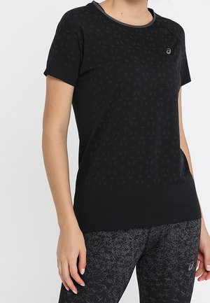 Camiseta deportiva negra de manga corta, con un patrón texturizado, cuello redondo y un diseño ajustado. Presenta un logo en el pecho izquierdo.