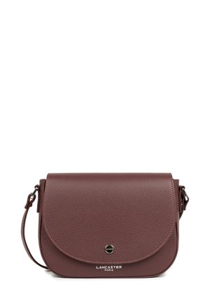 Borsa a tracolla in pelle bordeaux con una patta arrotondata, superficie strutturata, tracolla regolabile e dettagli in metallo argentato vicino alla chiusura.