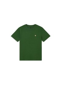 Camiseta de algodón verde con cuello redondo, mangas cortas y un pequeño parche de logo en el pecho. Textura suave con un diseño de color sólido.