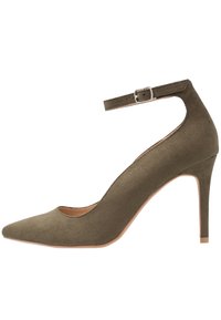 Zelená semišová vysoká bota na podpatku s špičatou špičkou a řemínkem okolo kotníku. Má štíhlý jehlový podpatek a hladkou texturu.