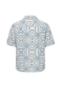 Chemise à manches courtes bleu clair et blanche avec col, présentant un motif abstrait texturé en forme de rayons de soleil dans le dos.