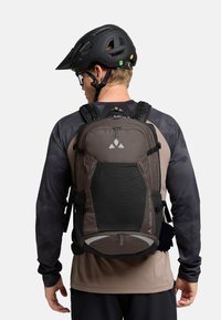 Zaino marrone e nero con pannello in rete, spallacci regolabili e dettagli riflettenti. Dotato di schienale ventilato per il comfort.