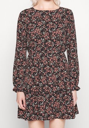 Vestido negro con flores y mangas largas, con una cintura fruncida, dobladillo con volantes y patrones florales multicolores en rosa, blanco y verde.