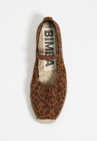Prindi pruun leopardimuster espadrillid ümmarguse varbaga, elastse riba, jute tallaga ja tekstureeritud kangaga. Brändi silt nähtav seest.