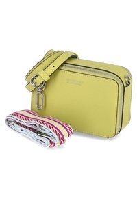 Geel leren crossbody tas met een textuurafwerking, voorzien van een zilveren ritsluiting. Inclusief een kleurrijke gestreepte verstelbare schouderriem.