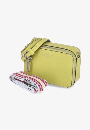 Borsa a tracolla gialla in pelle con finitura testurizzata, dotata di una chiusura lampo argentata. Comprende una tracolla regolabile a strisce colorate.
