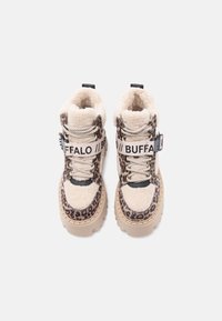 Bottes à imprimé léopard avec fausse fourrure beige, tissu texturé et semelle épaisse. Dotées d'une sangle avec logo et de lacets à motif pour un maintien sûr.