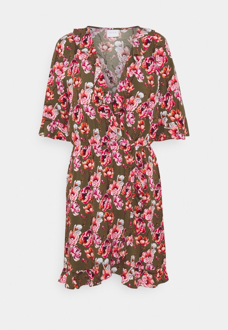Robe portefeuille courte à fleurs roses, rouges et blanches sur fond vert olive, avec des manches courtes et un ourlet volanté.